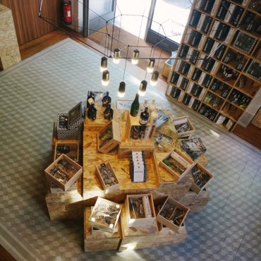 Confesso que a minha curiosidade pelo gin tónico é crescente. A equipa da Gin Lovers, sempre muito prestável, recebeu-me no seu espaço The Hall para ficar a conhecer melhor este projecto. Fotos e entrevista a não perder!