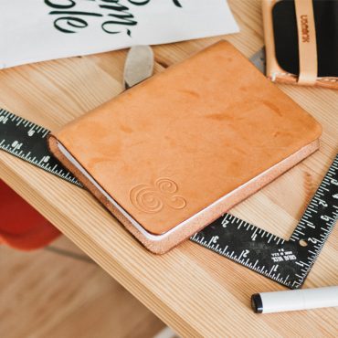 As escolas da Dinamarca vão deixar de ensinar caligrafia. Para quê que os putos precisam disso!? Pois..., realmente não precisam disso para nada. Só têm de teclar e a tendência é já nem existirem livros, nem manuais, nem cadernos. Só tablets, só ebooks, essas coisas que deixam os velhos sábios em palpos de aranha com a sua iliteracia digital... Para quê aprender caligrafia que ninguém usará?