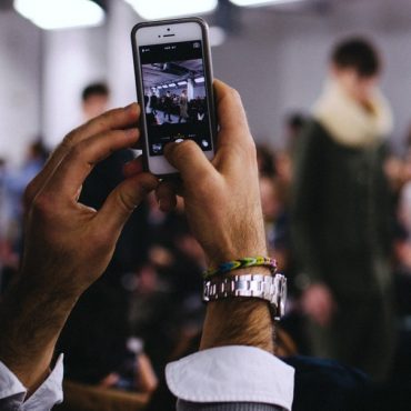 Longos vão os dias em que o relógio era uma necessidade. Hoje, mais do que nunca, vemos as horas em qualquer lado: no canal noticioso da televisão por cabo, no computador, no telemóvel, até na paragem do autocarro. Só chega atrasado quem quer; pelo menos ninguém se pode queixar que não sabia que estava quase na hora…!