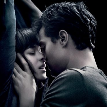 Pelos vistos a crítica ficou escandalizada com o número de espectadores que foram ver o filme, que sentiram necessidade de frisar que o filme é uma merda. Merecia, este filme, tanta atenção da imprensa e da crítica em primeiro lugar? Não, porque o filme não passa de uma comédia romântica sobre um sadomasoquista que (re)descobre o verdadeiro amor.