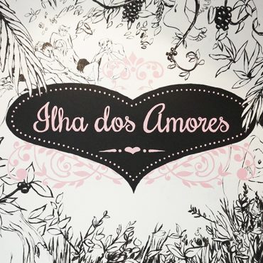 O dia dos namorados é aquele dia que serve de desculpa para oferecer aquele presente mais apimentado à nossa cara metade (ou aos dois). Nunca tinha pensado incluir uma sexshop na lista de locais a visitar pela Clever, pois grande parte das sexshops têm aquele ar decadente mesmo antes de entrar na loja. Mas com o S. Valentim a bater asas ali na esquina e o filme '50 Sombras de Grey' pronto a estrear, decidi arriscar.