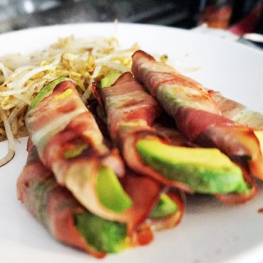 Abacate e bacon... nunca pensei que tal combinação fosse tão divinal. É também um dos pratos do menu que apresentei no artigo sobre os meus novos hábitos alimentares, logo, com pouco hidratos. Uma receita bastante fácil e rápida de confeccionar, aqui vai