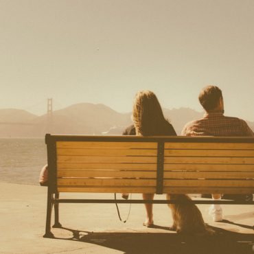 A moda dos namoros é equivalente aos primórdios da existência humana e ainda bem. A teoria clássica atesta que um bispo romano contrariou um imperador, Cláudio II, e continuou a celebrar casamentos quando este queria formar um feroz exército de solteiros e bons rapazes, sem responsabilidades familiares. Eu, modernamente, iria por outro caminho.