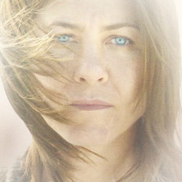 Nos primeiros minutos de filme, Cake revela de imediato o género e a temática onde se insere. Drama filmado de forma realista, sobre uma mulher que vive dilacerada por dois tipos de dor, uma dor física e uma sentimental.