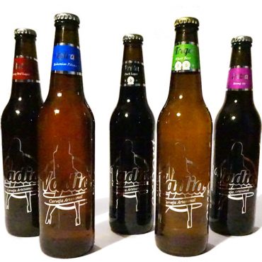 No passado Festival de Cerveja Artesanal de Inverno em Portugal, no Mercado de Santa Clara, tivemos oportunidade de experimentar as cervejas artesanais Vadia. O nome surge de uma paixão comum dos seus criadores, a vadiagem, por sua vez alimentada por um combustível orgânico, a cerveja. Eles são Nicolas, mestre cervejeiro com formação na produção de cerveja, Nuno, técnico informático e Victor, comercial. Começaram a produção da cerveja artesanal Vadia em 2007 e têm arrecadado vários prémios desde medalhas de Bronze e Prata no Brussels Beer Challenge e até foram considerados produto do ano 2014.