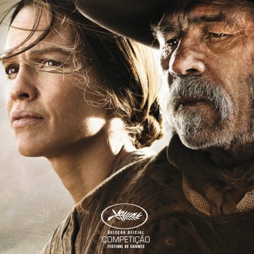 Neste segundo filme que Tommy Lee Jones realiza para o grande ecrã, o enredo é ambientado dentro da região americana do velho faroeste, composto por personagens castigadas por essas paisagens inóspitas, gente entregue a duras condições de vida, que as reveste de uma couraça de pó e sujidade e as impregna de uma alma rude e agressiva.