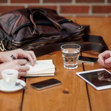 Todos somos humanos; todos temos gostos e preferências distintas que nos tornam únicos. Ao ritmo que a vida corre lá fora, a nossa prestação neste pedaço de terra passa a ser cada vez mais exigente e, ao mesmo tempo passageira. É imperativo que estejamos mais contactáveis, sejamos mais versáteis em matéria de vivências pessoal e profissional. Cada vez somos mais empurrados para trabalharmos, de dia, num escritório e, findo o período regular de trabalho, comecemos a desempenhar funções de freelancer para a mesma entidade patronal.