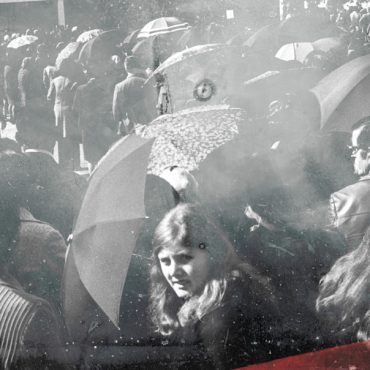 Nestes tempos de liberdade democrática, uma inquestionável conquista do Século XX português, e dê-se ou não a devida importância aos “valores de Abril”, certo é que o 25 de Abril foi, e é, uma inovação democrática e uma inquestionável conquista deste povo tido como brando e acomodado. Estranho é que o mesmo povo que levou a cabo a contenda de 25 de Abril de 1974, esteja absorto a visionar o triste espectáculo político e social que, por ora, perdura na sociedade portuguesa.