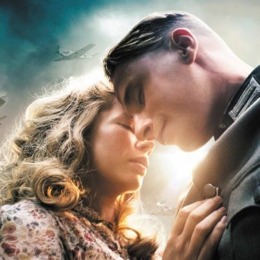 Desde Romeo e Julieta que o drama de um amor batalhado entre duas frentes antagónicas se tornou num tema recorrente, tanto na literatura como no cinema e muito provavelmente na vida real. Desta vez o cenário é a Segunda Grande Guerra Mundial, e os apaixonados uma aldeã francesa e um militar alemão.