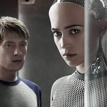 Um dos temas mais curiosos que as artes narrativas podem abordar é o da inteligência artificial. Isto porque a nossa relação com a consciência parte muito da forma como contamos histórias, as nossas e as dos outros. Mas simultaneamente é um tema que devido à sua complexidade e delicadeza faz com que seja de abordagem difícil. Com muita facilidade se pode tornar óbvia e previsível.