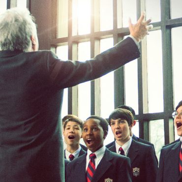 Nem sempre, quando um filme tem uma componente de canto preponderante, a dobragem das vozes cola de forma convincente com o movimento da boca e a expressão da personagem. O motivo pode ser a falta de convicção do próprio actor, na simulação de um acto que não é inteiramente seu, pois a maioria das vezes a voz cantada é gravada à posteriori pelo próprio actor ou por um cantor profissional.