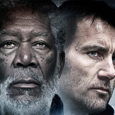 Enquadrado num espaço, tempo e realidade indefinida, mas assumidamente inspirado na idade média, Os Últimos Cavaleiros leva o público a uma aventura longínqua, acompanhada por cavaleiros destemidos, ministros corruptos e imperadores autoritários, onde os valores que se fazem sobressair são os da nobreza e da coragem.