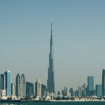 Foi durante uma busca de fotografias para fazer acompanhar um artigo da Clever que nos deparámos com umas fotos raras captadas no Dubai. Ao detectar o nome do autor reparámos que o mesmo deveria ser português e pesquisámos até encontrar MOVEAST... um diário fotográfico de um português que se mudou para o Dubai. O autor é João Pacheco.