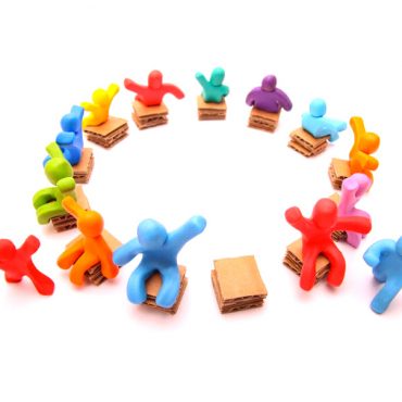 Todos, sem excepção, suponho eu, nos lembramos do jogo das cadeiras de quando éramos miúdos. Para os mais esquecidos o jogo consta, ainda é praticado em algumas escolas actualmente, num rodopio frenético à volta de uma série de cadeiras em número insuficiente relativamente ao número de participantes. O fulcro do jogo é que os mais rápidos e audazes consigam suplantar os menos lestos e mais distraídos. Teoricamente, essa pretensão é totalmente válida. Na sua praticidade real, tenho bastantes dúvidas.