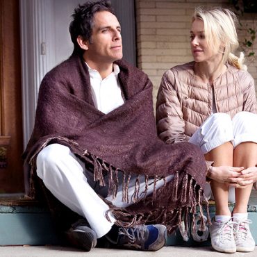 Enquanto Somos Jovens é um retrato feito com alguma ironia sobre uma realidade bastante concreta: a vida e os problemas existenciais de uma pseudo-elite intelectual de Nova Iorque, com pretensões ao título de realizadores de cinema no género do documentário. “Elite” com a qual o realizador da obra se deve identificar uma vez que deixa evidenciar nela a inclinação para um exercício de auto-reflexão.