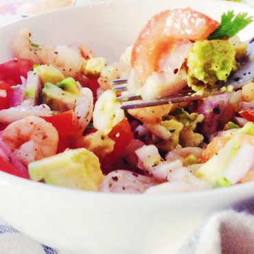 Que bem calha esta salada de camarão e abacate num calorento feriado? Se estás sem vontade de criar mais calor utilizando o forno ou o fogão esta é a solução. Super rápido, fresca e deliciosa.