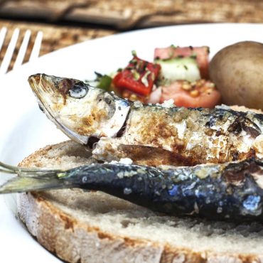 Nesta altura do ano, está aberta a corrida à sardinha e aos convívios entre amigos e famílias. Para descobrir os melhores locais para apreciar esta iguaria, onde o truque é a frescura do peixe, a Zomato sugere mais de 25 restaurantes para comer Sardinhas na Grande Lisboa.