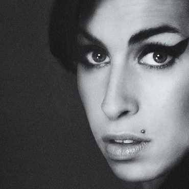 Documentário reduzido a uma visão banal sobre uma pessoa cuja única qualidade foi a sua capacidade vocal e autoral no mundo da música.