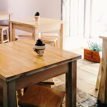 Ao vaguear pelas ruas do centro histórico de Leira demos com um sítio inesperado. Um espaço onde podemos saborear gastronomia portuguesa e ao mesmo tempo ler as obras de Eça de Queiroz, clássicos da literatura portuguesa ou literatura contemporânea.