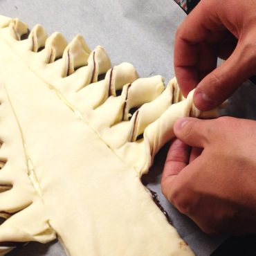 Impressiona os teus familiares este natal com esta receita super rápida feita com dois ingredientes: massa folhada e chocolate.