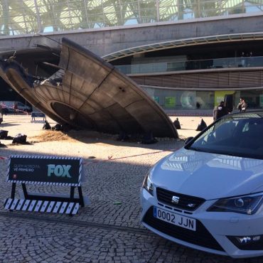 Uma nave com dez metros de diâmetro, talhada de um impressionante realismo, surgirá “despenhada” numa das áreas centrais, até 4 de Fevereiro.