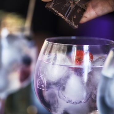 Estamos a oferecer entradas para o grande evento dedicado ao mundo do gin que regressa já no próximo dia 14 de maio, nos jardins do Pestana Palace, Lisboa.