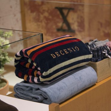 A nova loja Decenio Mediterrano está mais luminosa, convidativa e contemporânea, numa combinação de diferentes materiais numa estética clean.