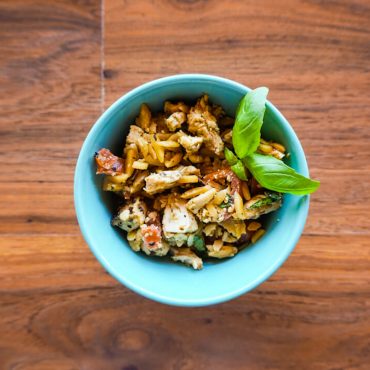 Uma salada de frango rápida e saborosa perfeita para os dias de verão pesto e amêndoas tostadas!