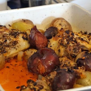 Frango com chouriço e batatas