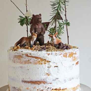 Na nossa busca pelo bolo perfeito para o babyshower do nosso Lourenço, o click fez-se quando encontrámos o bolo floresta pela whisk + wander. Na aparência tinha tudo o que queríamos só restava saber se o sabor iria estar à altura.