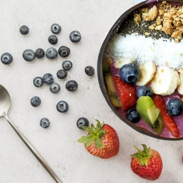 Alguns smoothie bowls ficam mais frescos se usarmos já fruta congelada em vez de usar gelo. No Continente encontrei esta embalagem de Mix Multifrutos congelados (morangos, mirtilos, framboesas e manga) e achei que era a mistura perfeita para a base de smoothie bowl de frutos vermelhos.