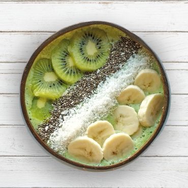 O verão bateu-nos à porta este fim-de-semana e este smoothie bowl de kiwi e banana é o que mais precisas de experimentar neste momento!
