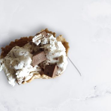 Antes do gelado de Kit Kat a ideia na verdade era fazer um gelado de Oreo da Tasty mas quando estava no supermercado os Kit Kat's estavam em promoção e pensei... 